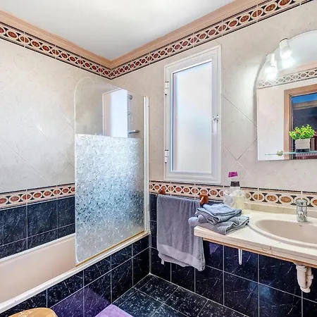 In With Stunning Sea Views, Cleaning Included