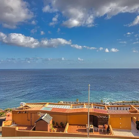 In With Stunning Sea Views, Cleaning Included Appartement